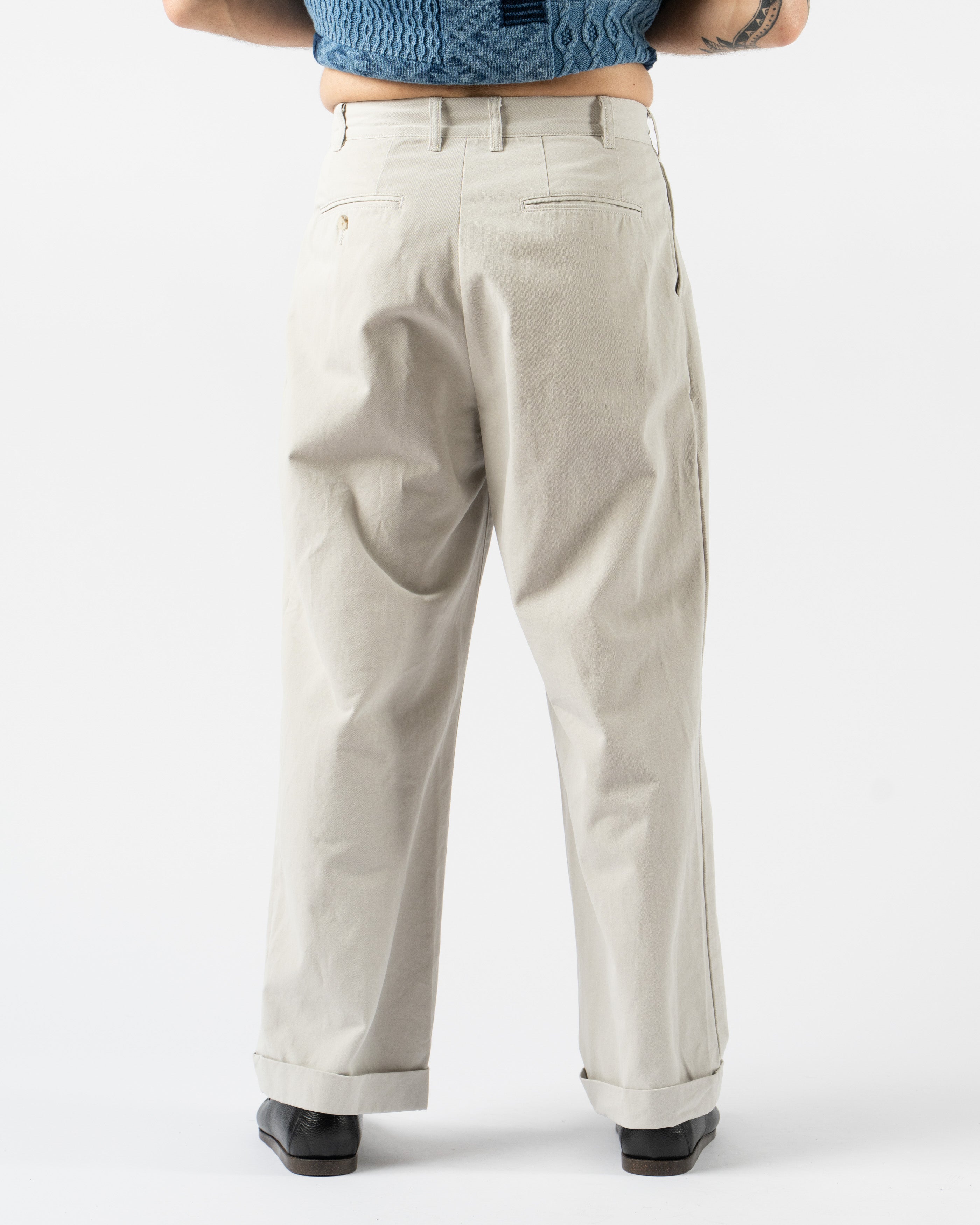 Beams Plus 2-Pleat Pants in Bio-Washed Cement – tailored trousers featuring a double-pleated front, relaxed taper fit, and soft bio-washed cotton in a cement grey tone, blending vintage style with everyday comfort.