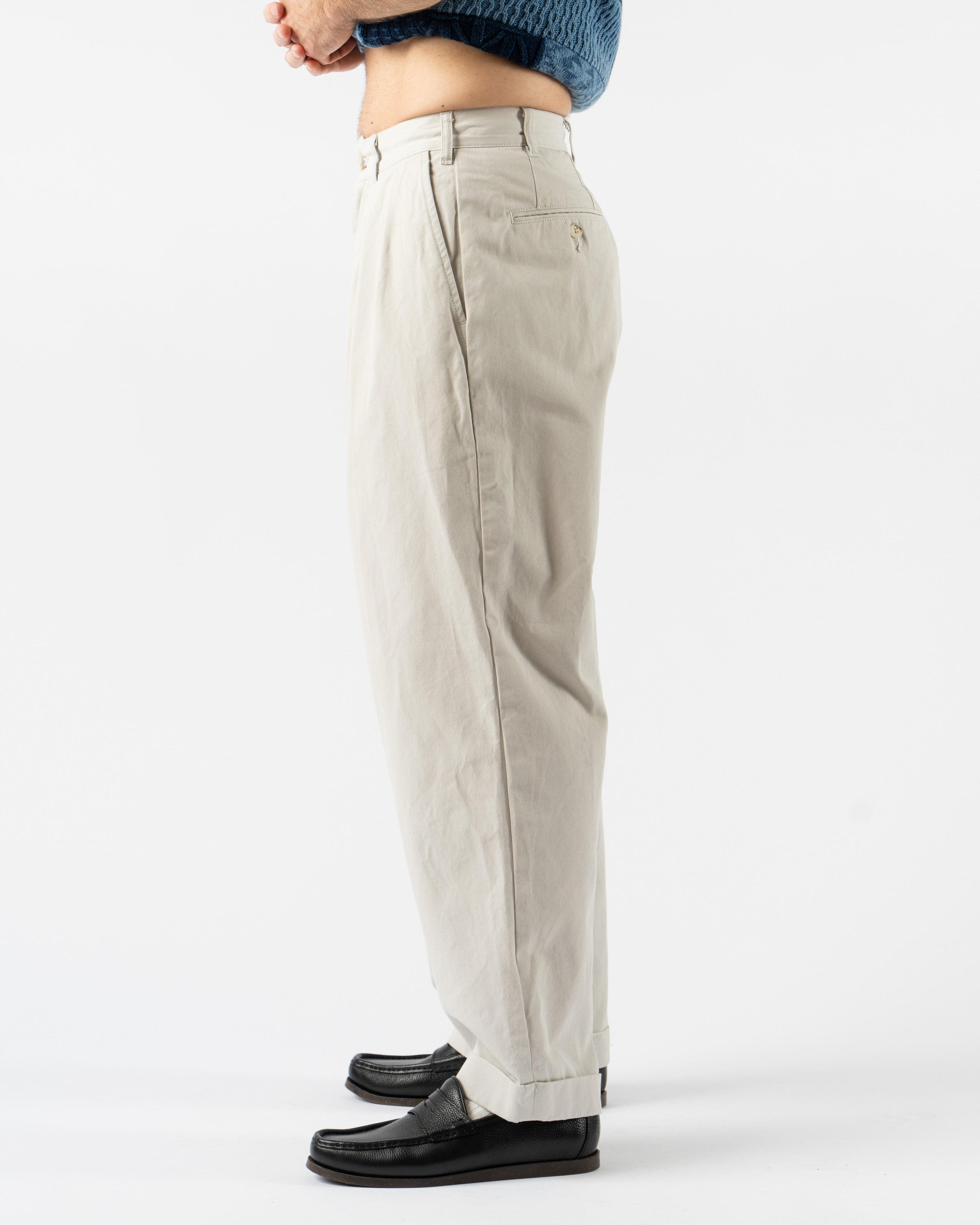 Beams Plus 2-Pleat Pants in Bio-Washed Cement – tailored trousers featuring a double-pleated front, relaxed taper fit, and soft bio-washed cotton in a cement grey tone, blending vintage style with everyday comfort.