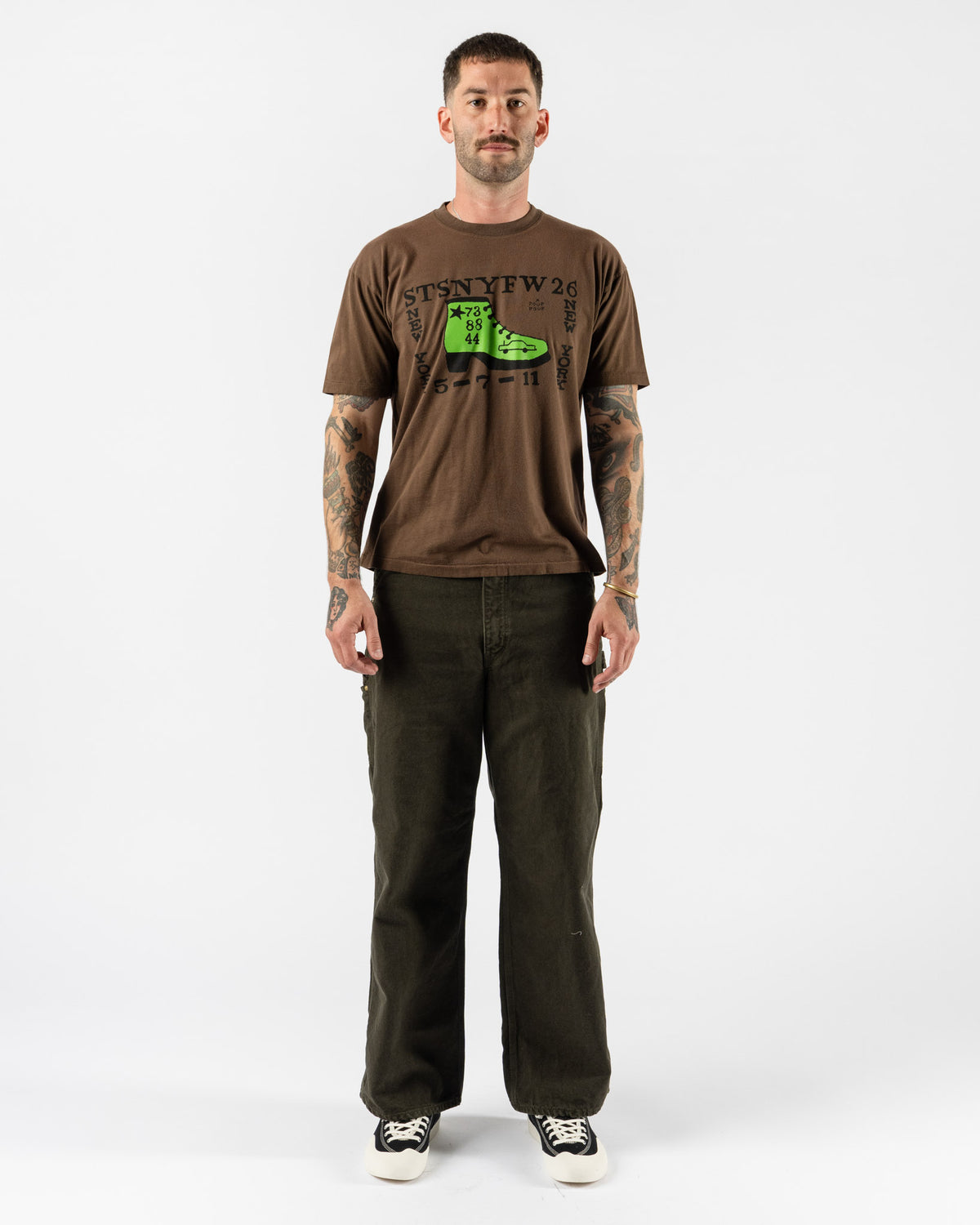 Small Talk Hand Illustration Print SS Shoe T-Shirt in Espresso