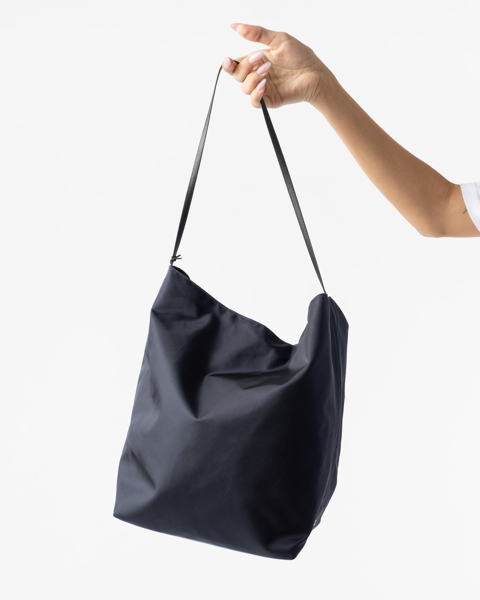 VALESQUE Bucket in Navy
