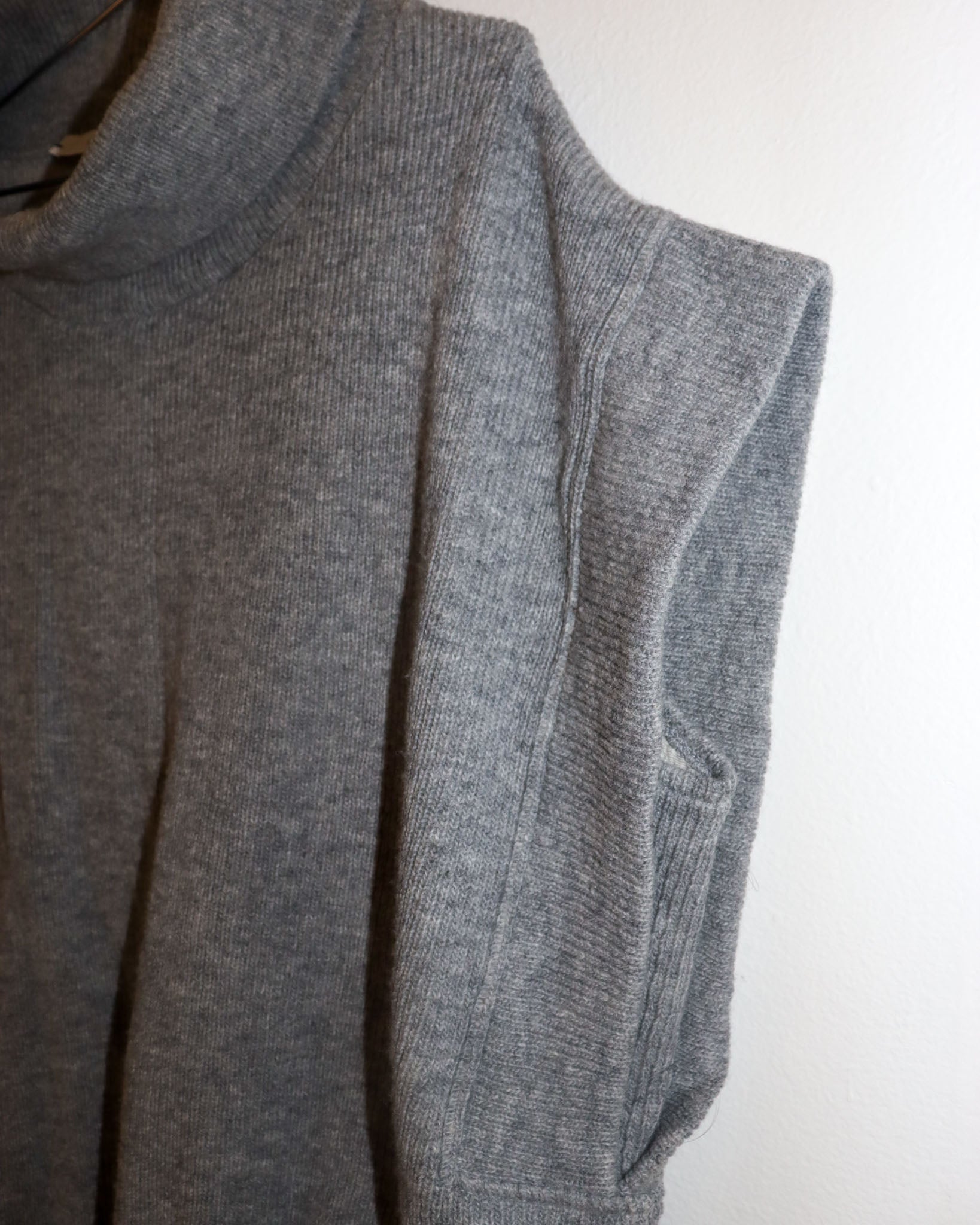 Pre-owned: Cog The Big Smoke Elasticized Turtleneck Vest in Grey