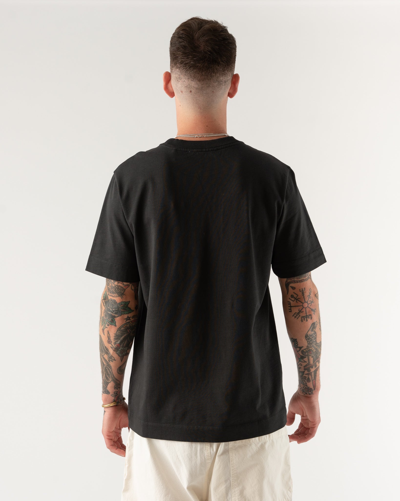 applied-art-forms-lm1-1-jersey-t-shirt-in-charcoal-mfw22-jake-and-jones-a-santa-barbara-boutique
