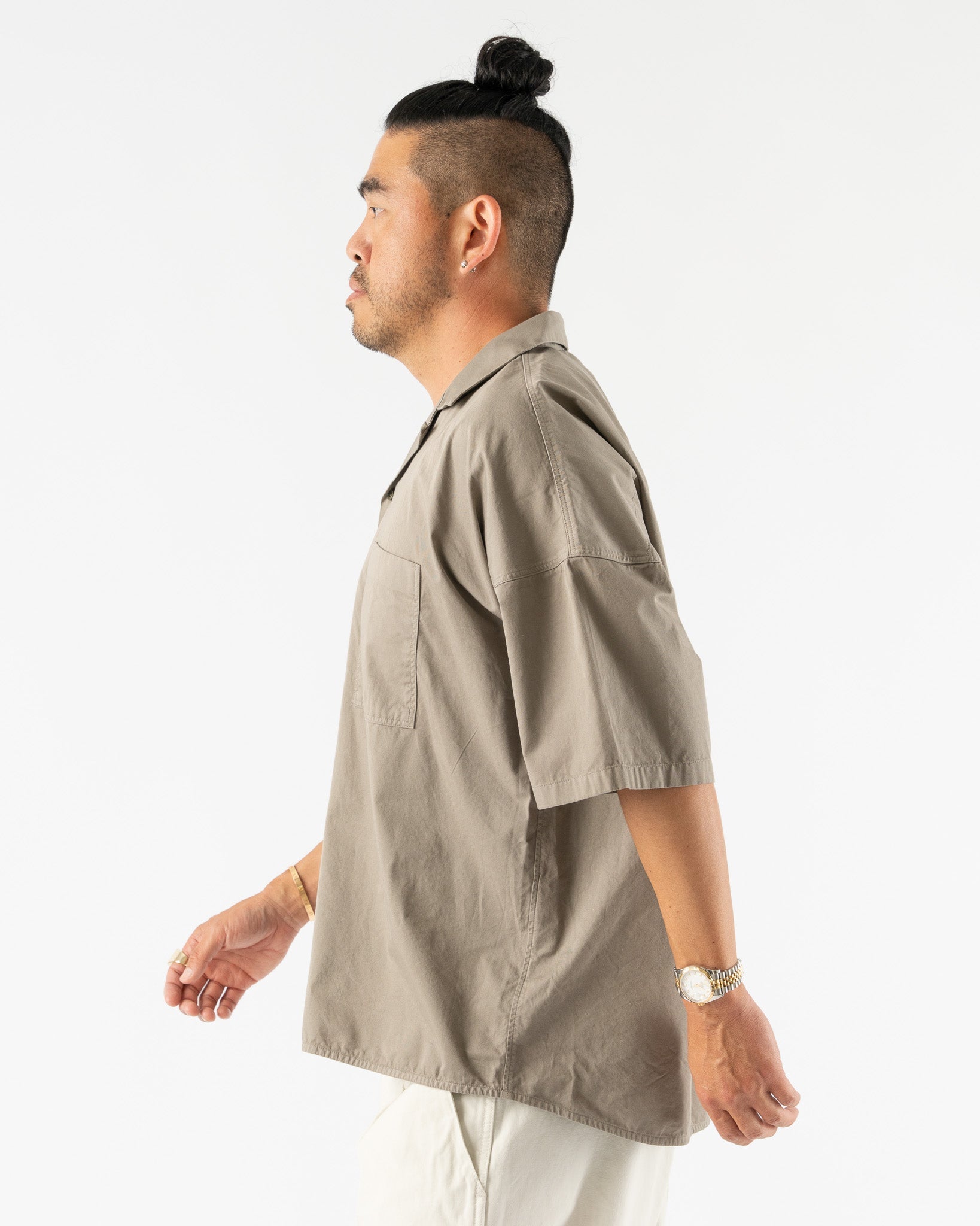 Applied-Art-Forms-PM2-1-Short-Sleeve-Shirt-in-Light-Charcoal-Santa-Barbara-Boutique-Jake-and-Jones-Sustainable-Fashion