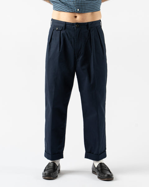 パンツ BEAMS PLUS 2 Pleats Trousers PE Twill Beams Plus 2 Pleats Twill Trousers in Navy Curated at Jake and Jones