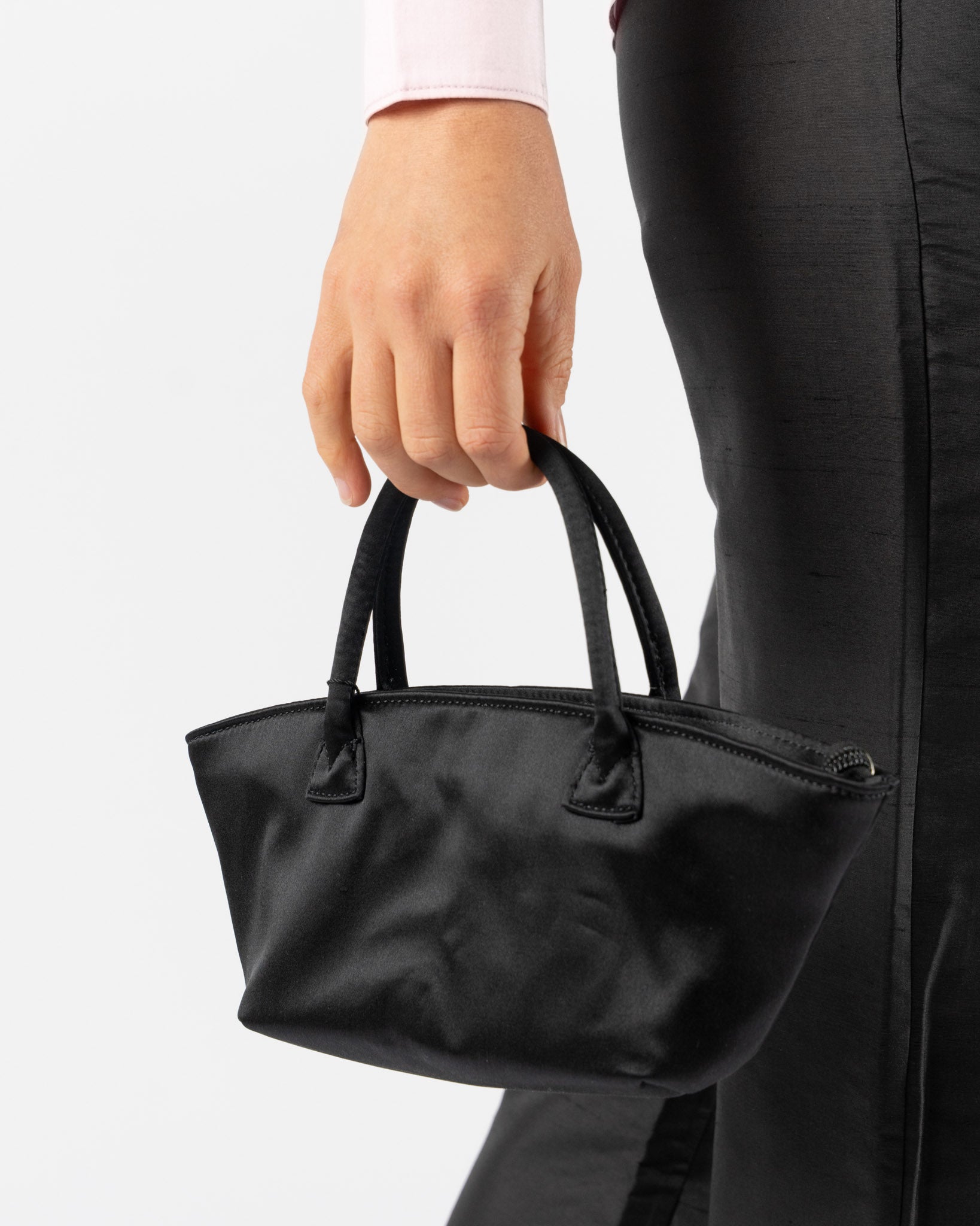 TAKE　haiバッグ Hai Otte Bag in Black Curated at Jake and Jones