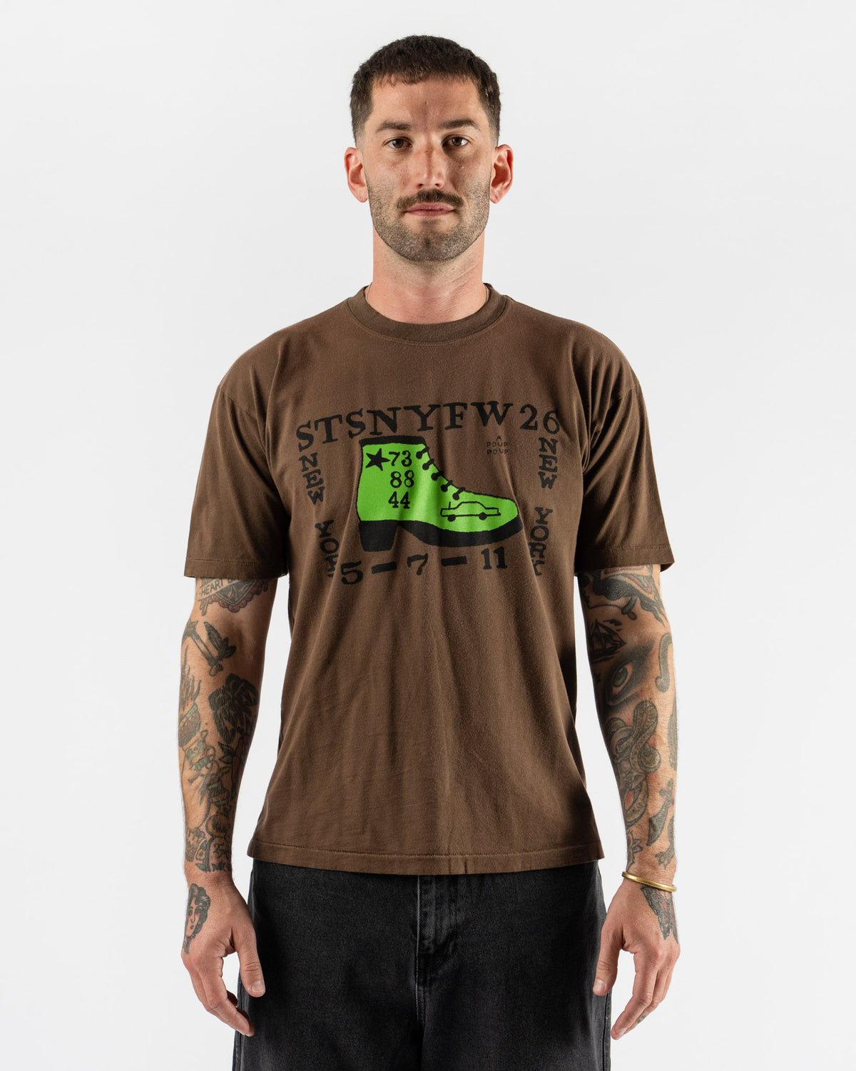 Small Talk Hand Illustration Print SS Shoe T-Shirt in Espresso