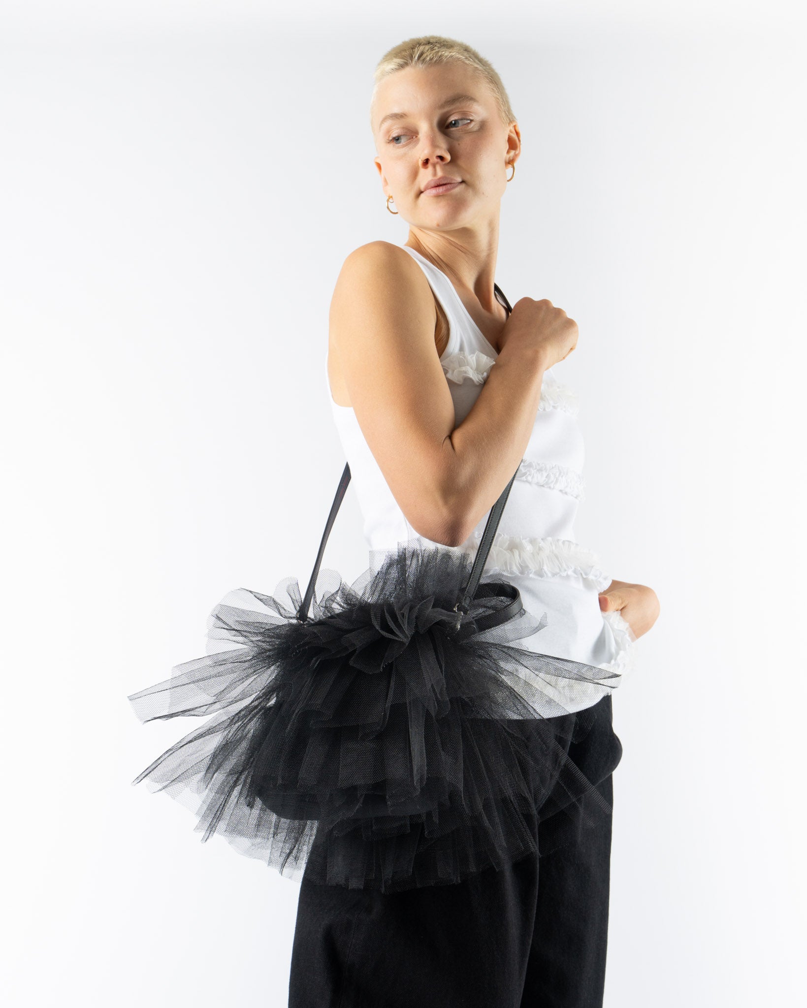 【関税込み】Simone Rocha ブラック ミニ Frilly Tutu バッグ Simone Rocha Mini Frilly Tutu Bag in Black Curated at Jake