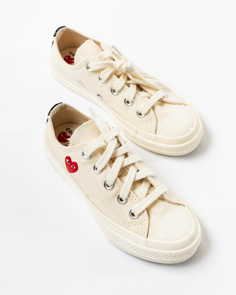 PLAY Converse x COMME des GARÇONS Kids Small Red Heart Low Top in Beige