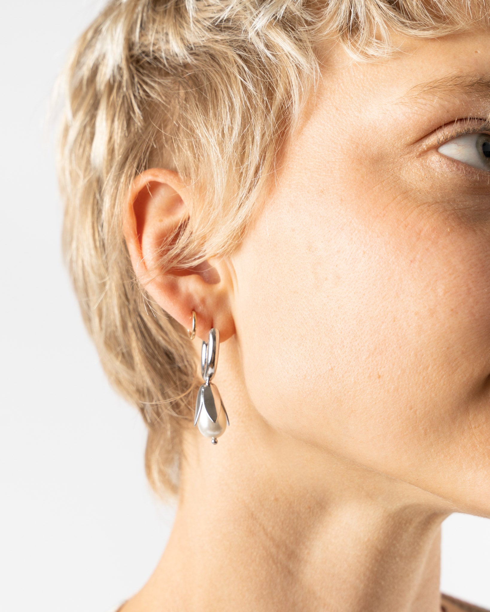 Simone Rocha Encased Pearl Flower Hoop Earrings