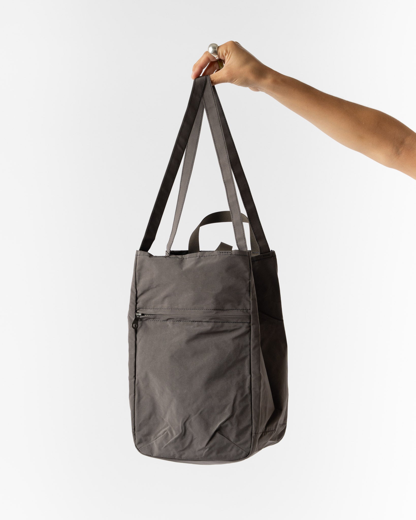 Amiacalva Split Yarn Zippy Tote M in Grey