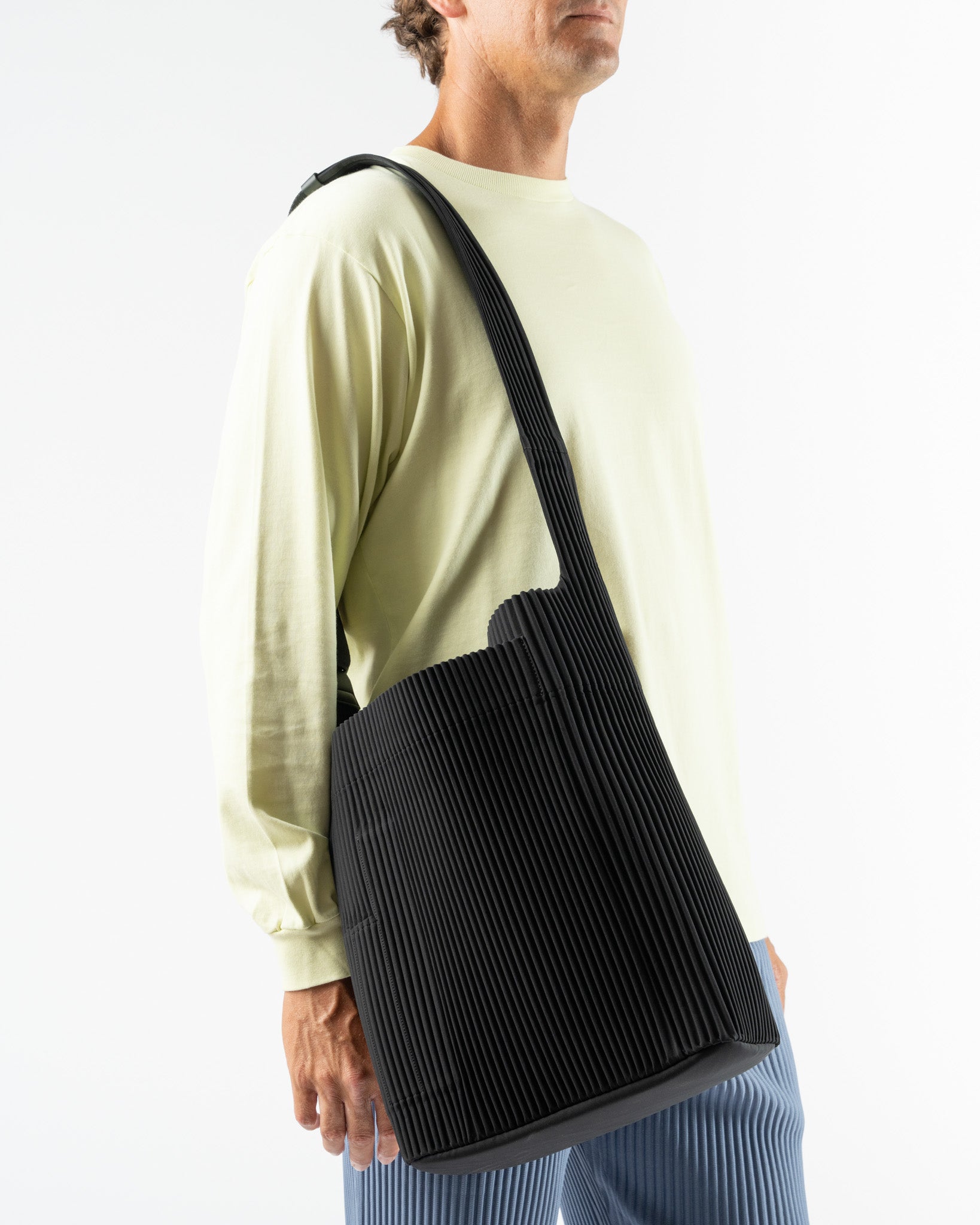 HOMME PLISSÉ ISSEY MIYAKE バッグ UTILITY Homme Plisse Utility Bag in Black Curated at Jake and Jones