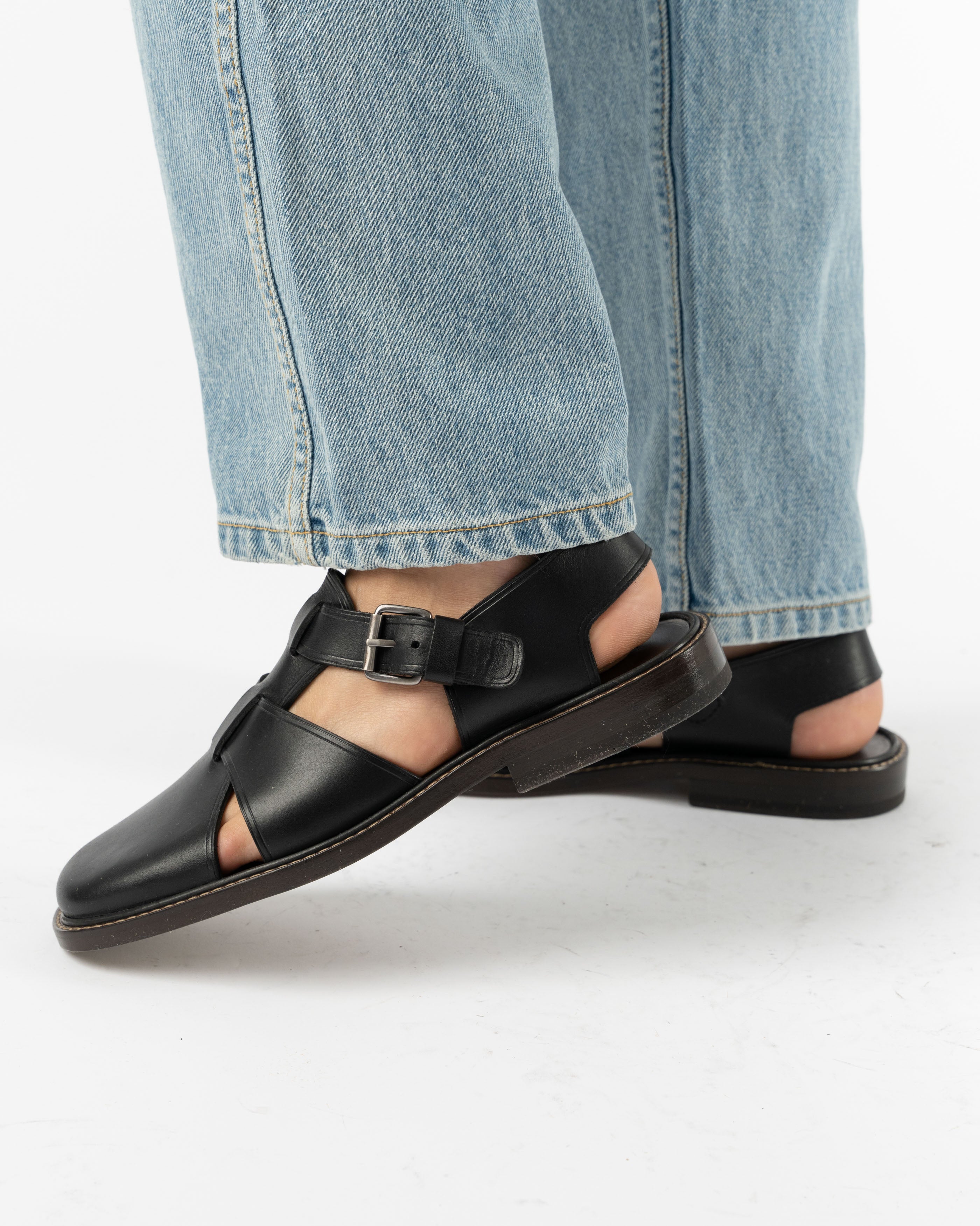 【Lemaire】Fisherman レザー サンダル（ブラック） Lemaire Fisherman Sandals in Black Curated at Jake and Jones