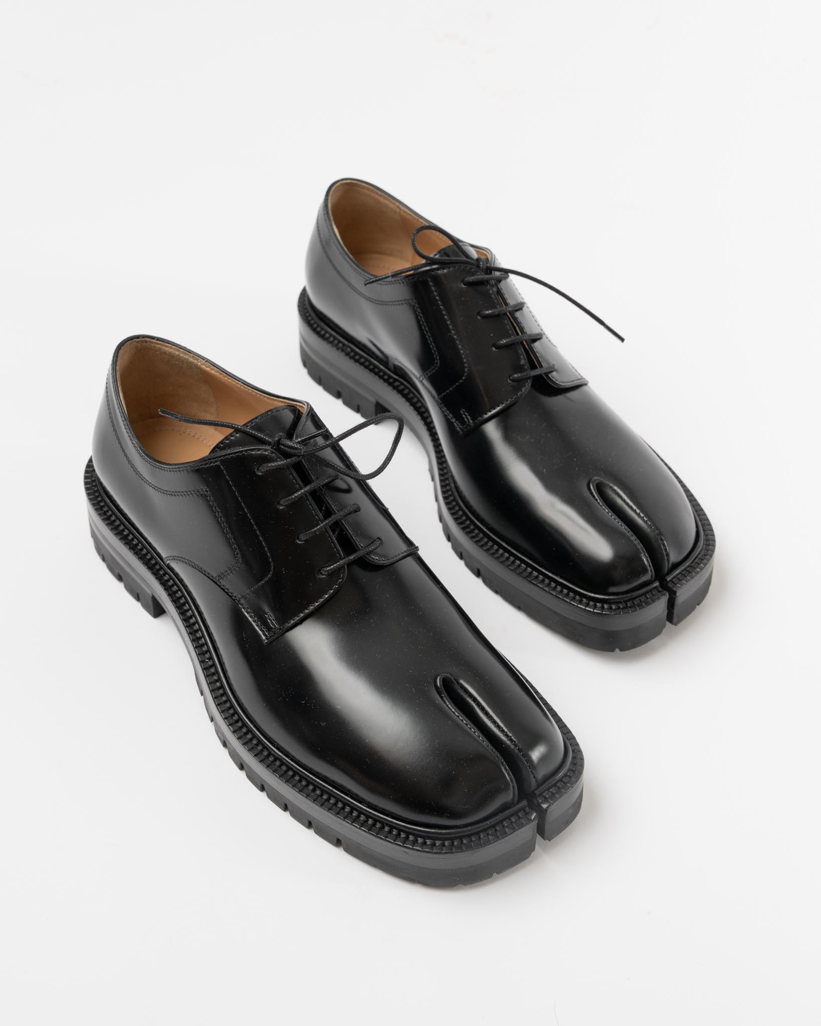 ローファー・オックスフォード MAISON MARGIELA Black Leather Tabi Lace-Up Shoes Maison Margiela Tabi lace-up Leather Brogues | Black | FARFETCH