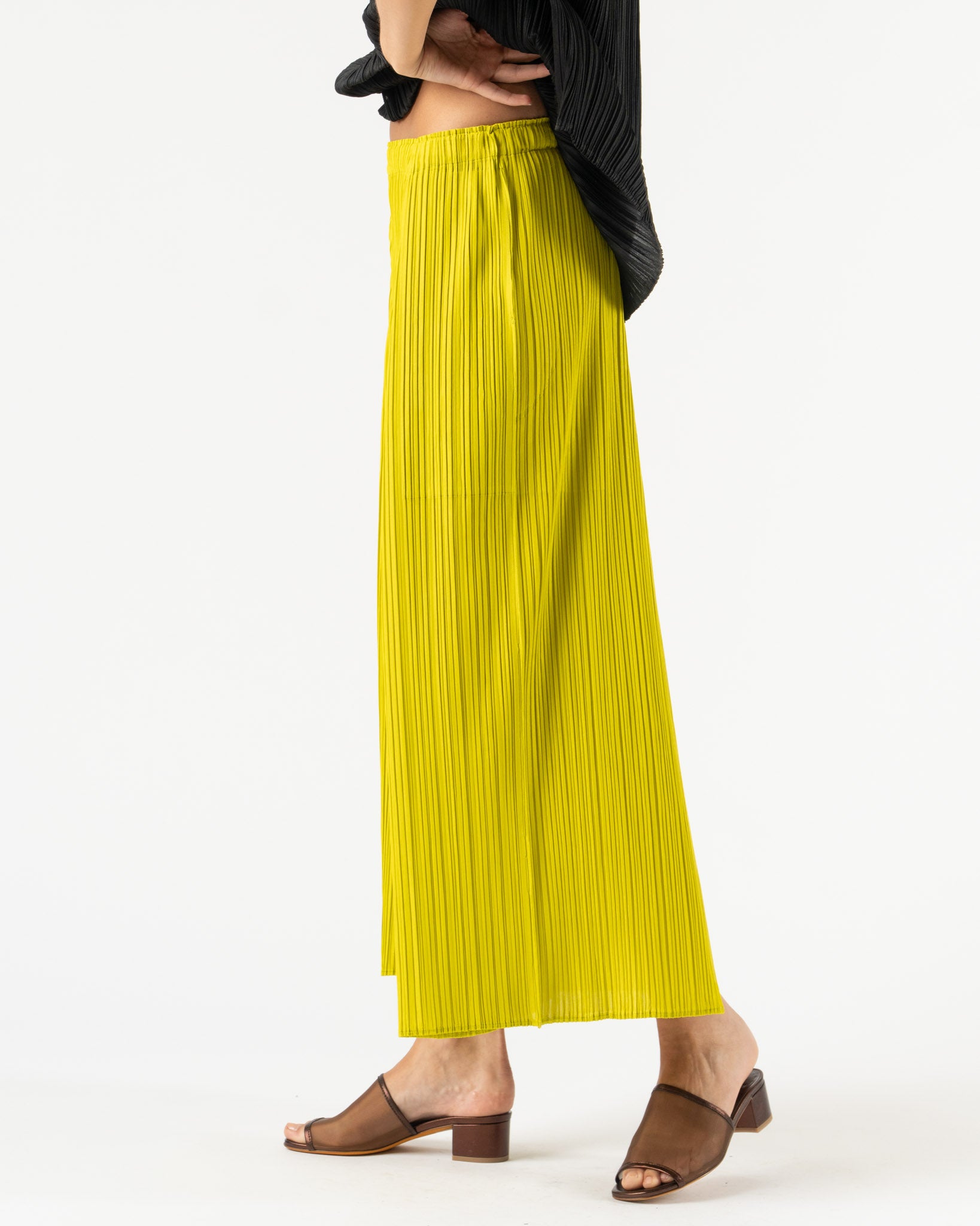 ISSEY MIYAKE PLEATS PLEASE イエロー スカート Pleats Please Issey Miyake May Mellow Pleats in Mustard Curated at