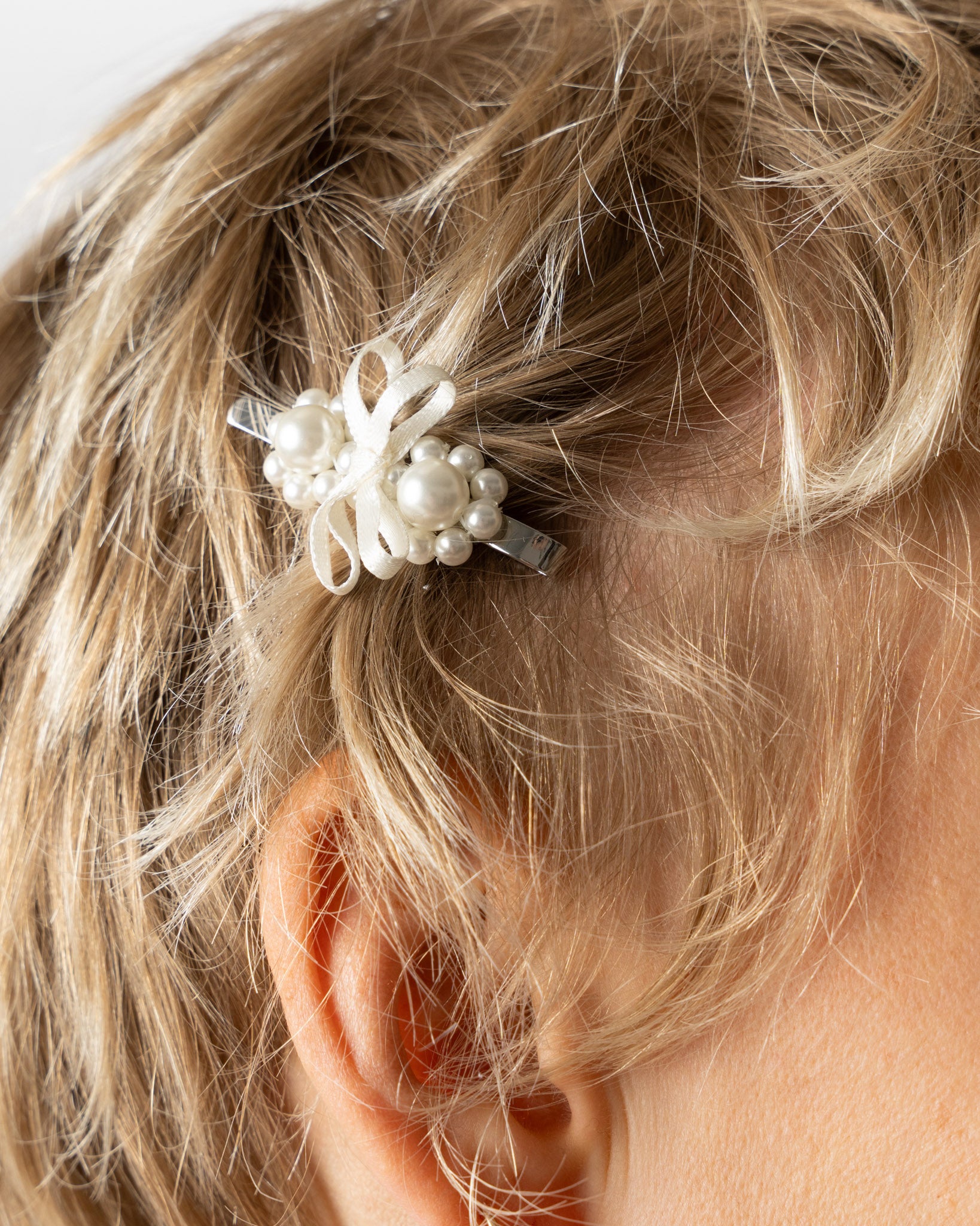 Simone Rocha Petite Bow Detail Mini Flower Hair Clip in Pearl