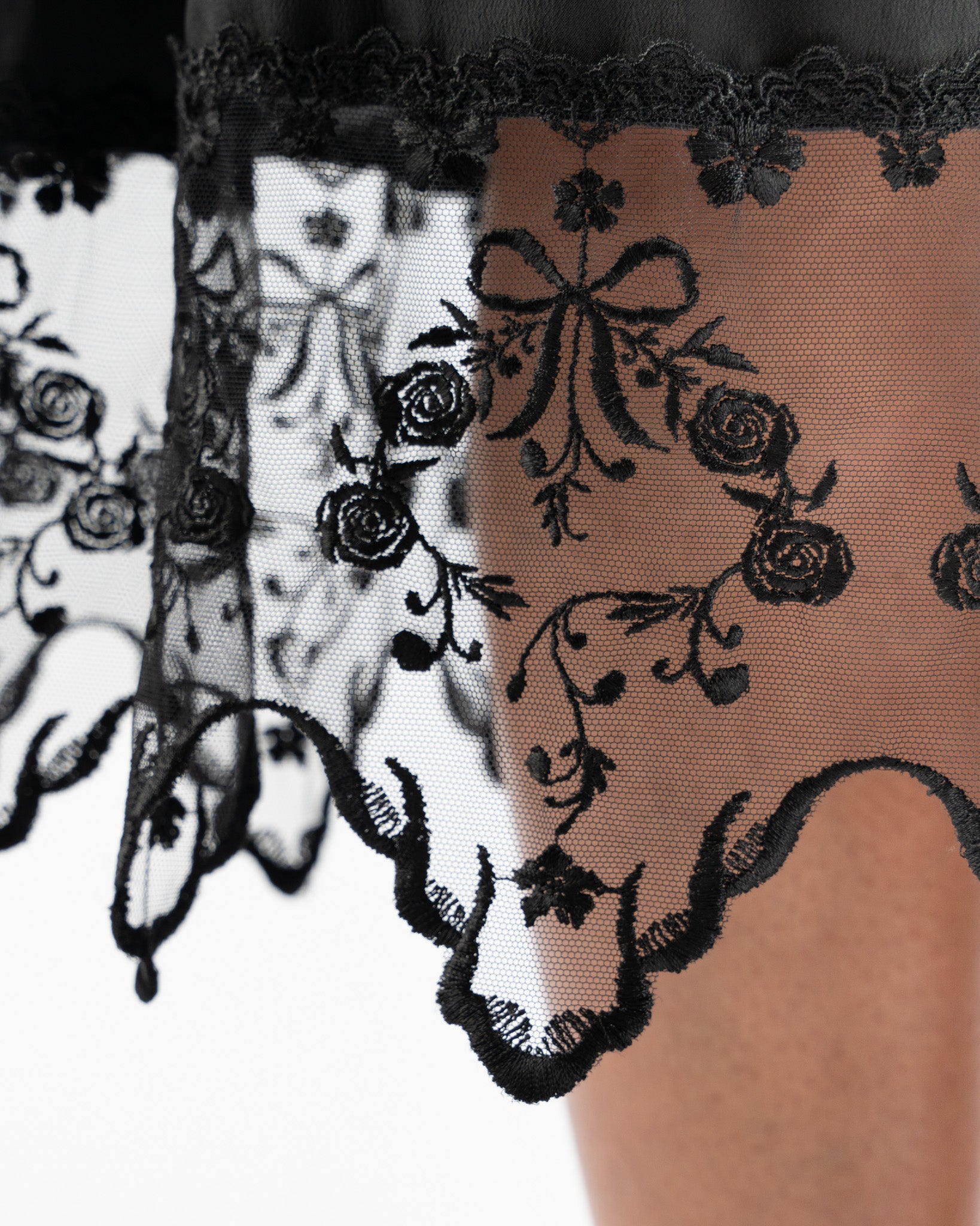 【Simone Rocha】レーストリム スリップドレス ブラック Lace-trimmed slip dress in black - Simone Rocha | Mytheresa