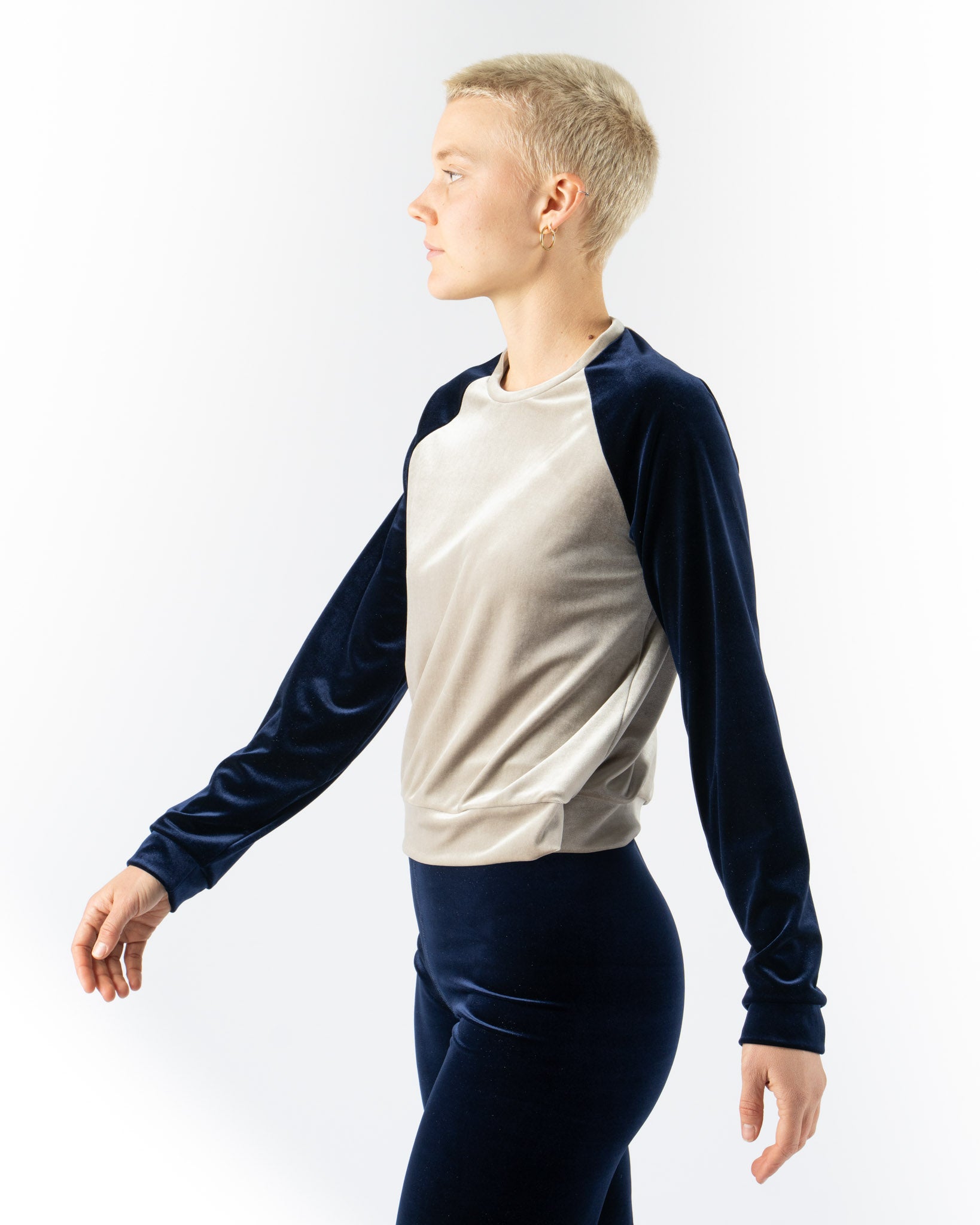 Simone Wild Velvet Raglan Sweater 2-Tone in Taupe/Navy