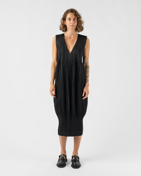 Pleats-Please-Issey-Miyake-Thicker-Bottoms-2-Dress-in-Black-Santa-Barbara-Boutique-Jake-and-Jones-Sustainable-Fashion