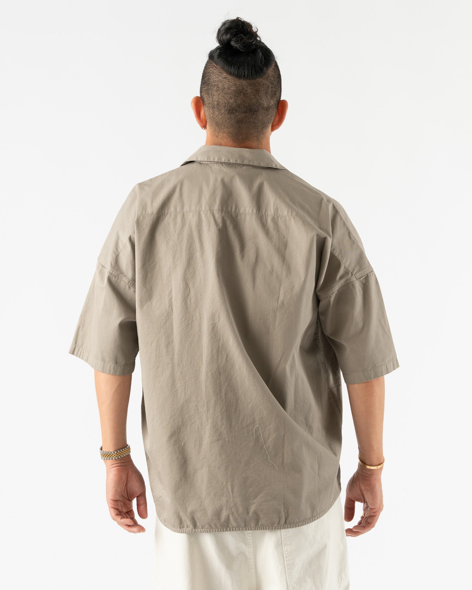 Applied-Art-Forms-PM2-1-Short-Sleeve-Shirt-in-Light-Charcoal-Santa-Barbara-Boutique-Jake-and-Jones-Sustainable-Fashion
