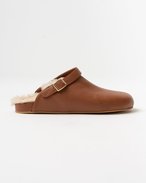 beatrice-valenzuela-clog-with-shearling-in-umber-fw22-jake-and-jones-a-santa-barbara-boutique-curated-slow-fashion