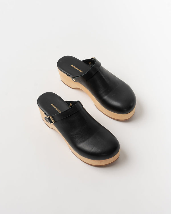 beatrice-valenzuela-wooden-clog-in-kohl-fw22-jake-and-jones-a-santa-barbara-boutique-curated-slow-fashion